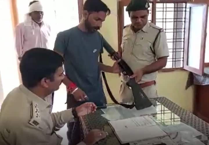 लकड़ी तस्करों के साथ वनकर्मियों की मुठभेड़  एक शख्स की मौत