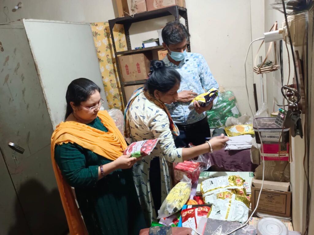 रस्तोगी नर्सिंग कॉलेज के छात्रों का भोजन का निरीक्षण सिर्फ खाना पूर्ति