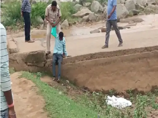 ASI ने युवक को घसीट-घसीट कर पीटा