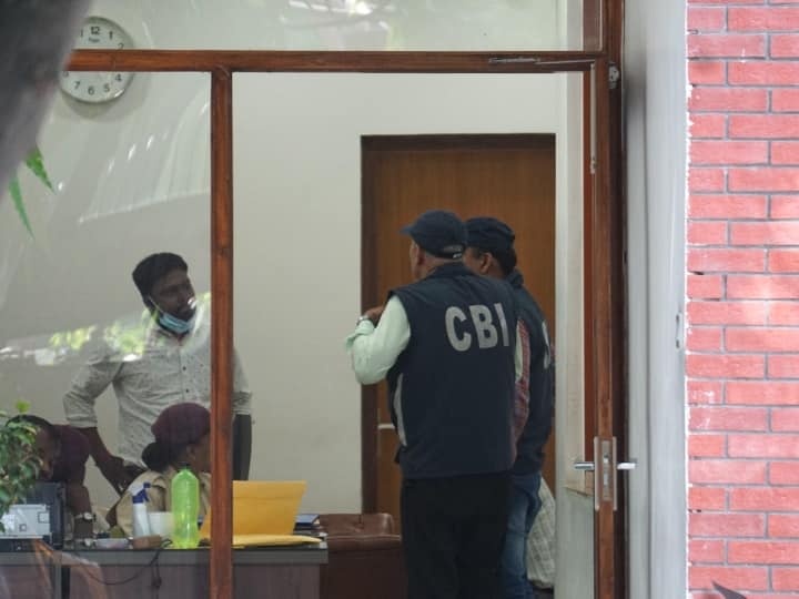 मनीष सिसोदिया के घर छापेमारी  AAP-BJP आमने सामने