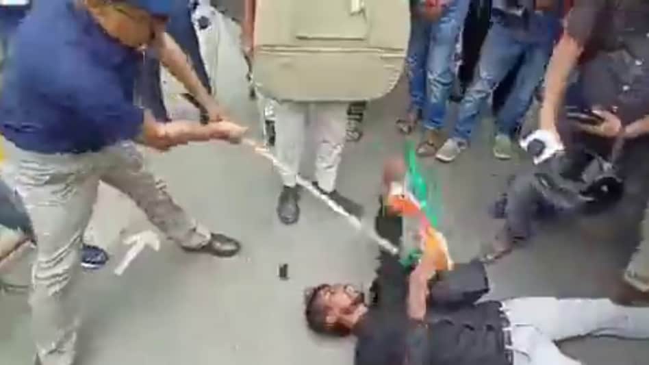 तिरंगा लिए युवक चीखता रहा, ADM पीटते रहे, लोग बोले- बर्खास्त करो