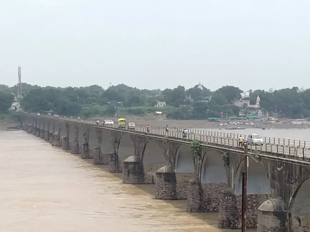 तीर्थयात्रियों से भरी बस दुर्घटना का शिकार