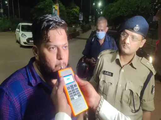 शराब पीकर कार चला रहा था कांग्रेस नेता, पुलिस ने पकड़ा