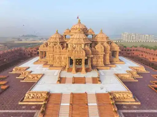 स्वर्ण कमल में विराजेंगी मां दुर्गा,हीरे-मोती रत्नों से सजी 35 फीट प्रतिमा