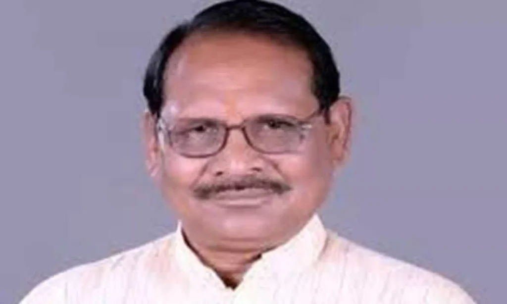 नशा मुक्ति अभियान के तहत शिक्षामंत्री डॉ. प्रेमसाय सिंह ने शराब पीने का तरीका समझाया।