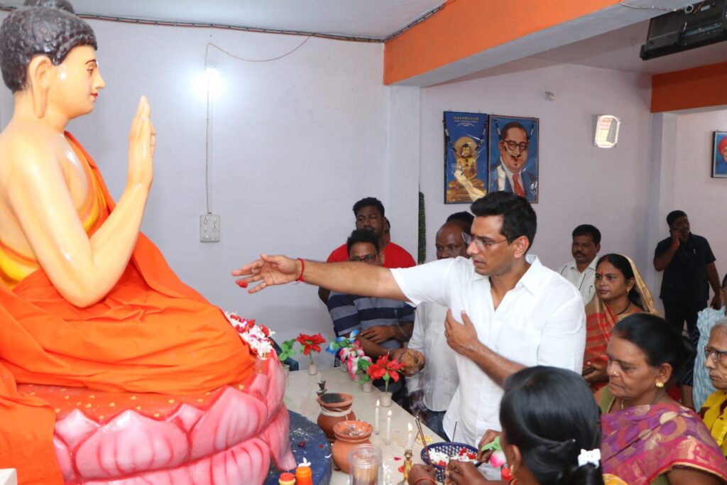 भगवान बुद्ध का किया चरण वंदन, देवेंद्र यादव