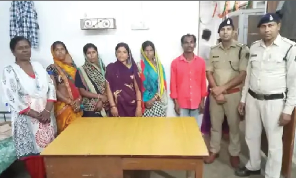 बच्चा चोर गिरोह की चार महिला एक पुरुष गिरफ्तार