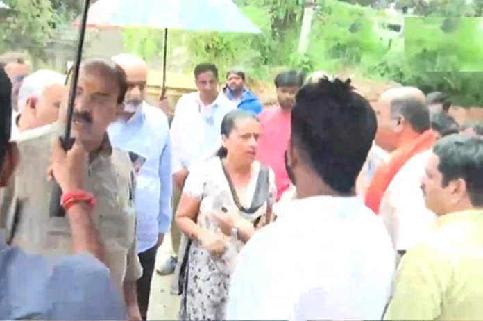 मदद मांगने पर भड़के MLA, महिला के साथ दुर्व्यवहार