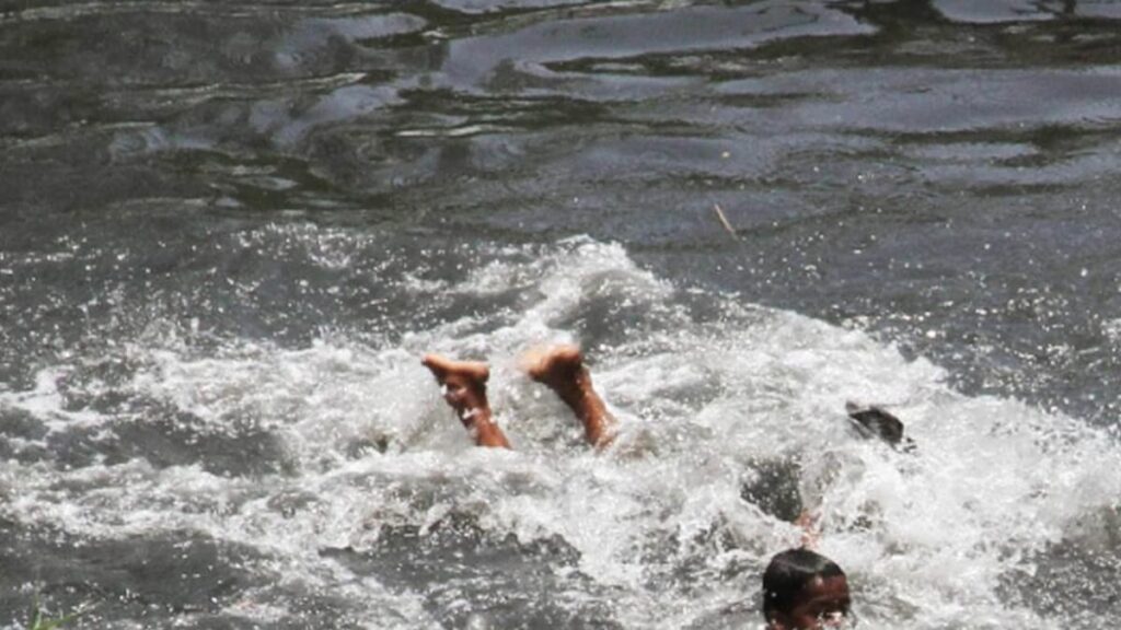 विसर्जन के दौरान डूबने से सात की मौत, मृतकों में चार बच्चे भी शामिल