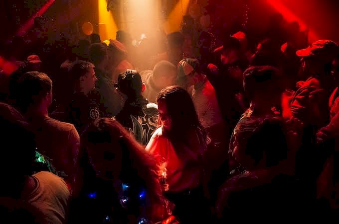 सूर्या मॉल में देर रात रंगीन रेव पार्टी पुलिस की दबिश