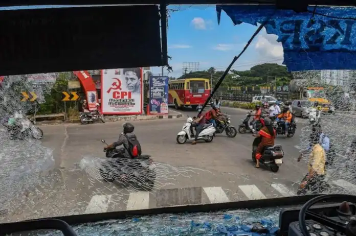 RSS दफ्तर पर फेंका पेट्रोल बम, गाड़ियों में तोड़फोड़