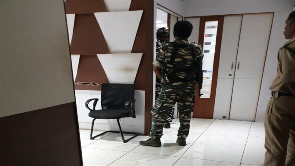 ईडी की कार्रवाई लगातार जारी दस्तावेजों की जांच कर रही