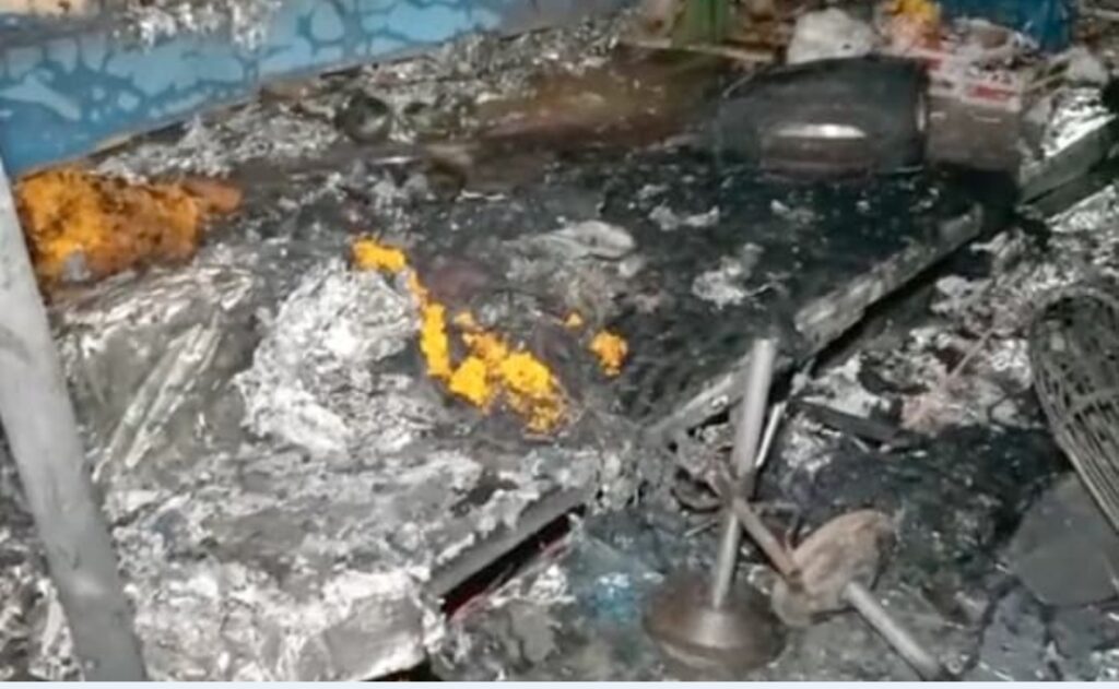 भदोही के दुर्गा पूजा पंडाल में आग लगने से 3 की मौत, 50 से ज्यादा लोग झुलसे