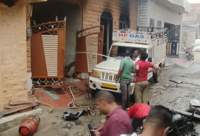 गैस रिफिलिंग के दौरान सिलेंडर में विस्फोट, चार जिंदा जले