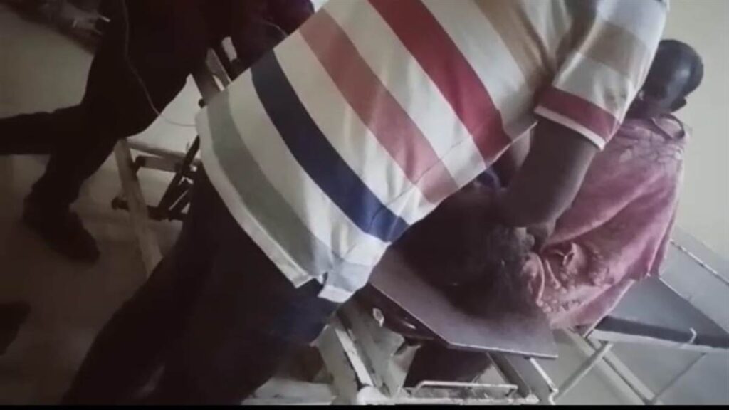 डॉक्टर ने, बेहोश महिला के गाल पर जड़े तमाचे, खींचे बाल