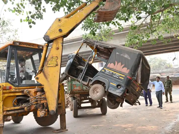 सड़क किनारे खड़ी वाहनों पर, निगम ने चलाया अभियान
