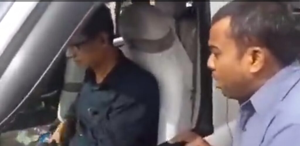 राशन कार्ड में दत्ता की जगह ‘कुत्ता’ लिखा तो अधिकारी के सामने भौंकने लगा शख्स