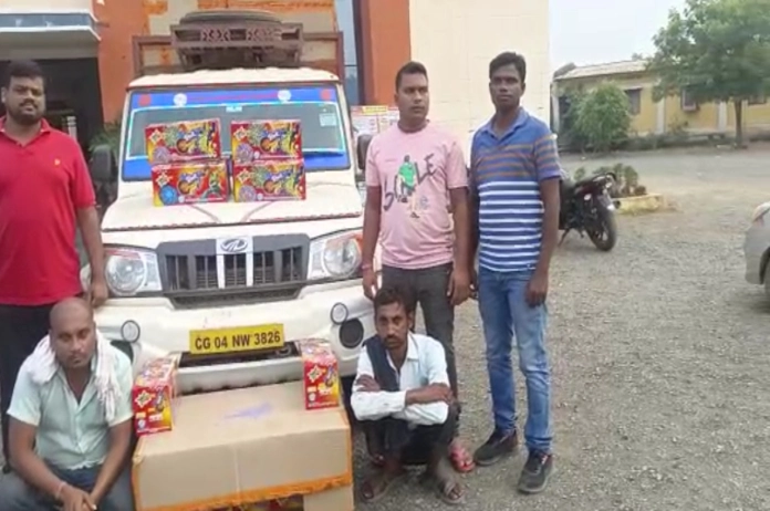 अवैध पटाखों से भरा वाहन जब्त आरोपी गिरफ्तार