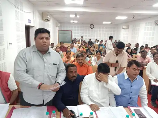 निगम में सफाई की स्थिति बदहाल, ब्लैकलिस्ट ठेकेदार के भरोसे पर