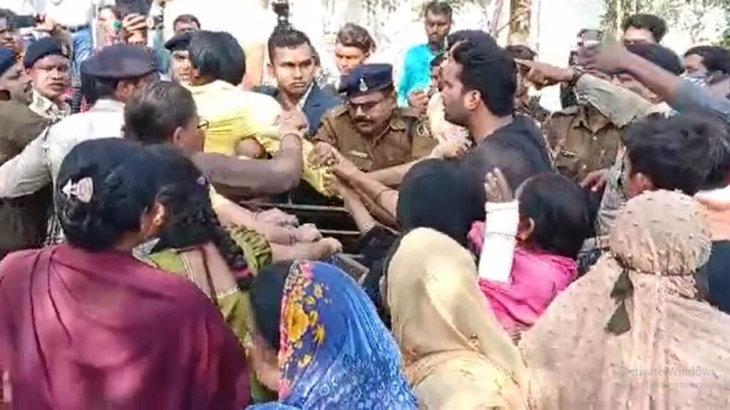 पूर्व पीएम वाजपेयी की प्रतिमा लगाने को लेकर विवाद, पत्‍थरबाजी में आइपीएस अफसर घायल