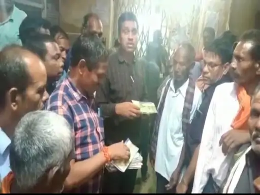 बैंक से पैसे नहीं मिल रहे, किसानों का हंगामा