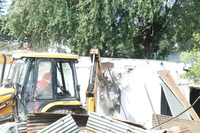 शासकीय भूमि से प्रशासन ने हटाया अतिक्रमण