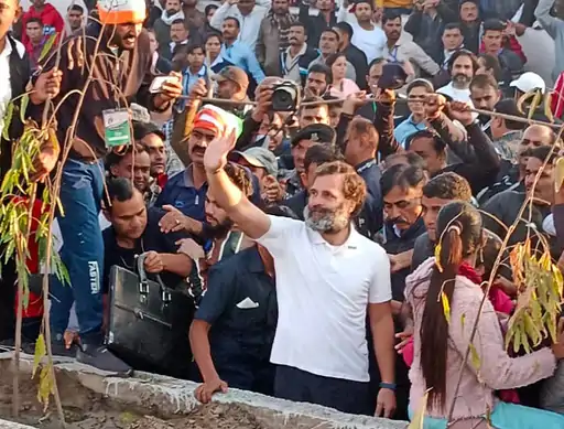 राहुल की यात्रा में युवक ने खुद को लगाई आग