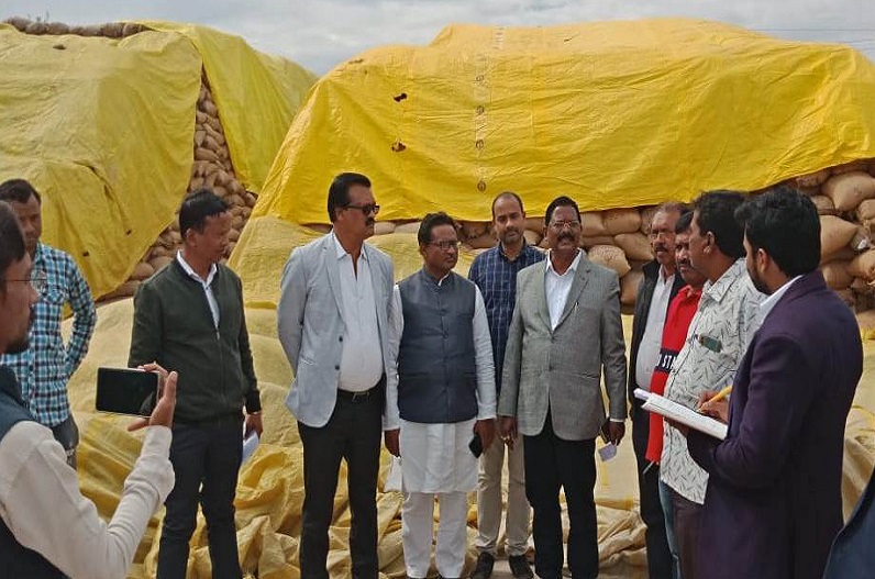 खाद्य मंत्री ने धान खरीदी केंद्र का किया औचक निरीक्षण