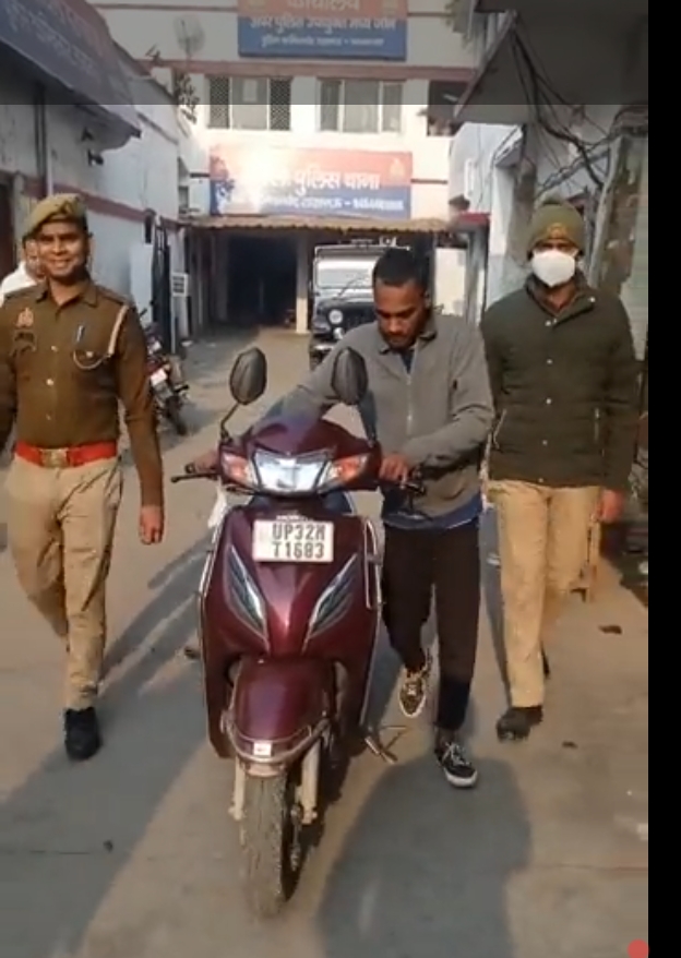 चलती स्कूटी पर रोमांस,लड़का-लड़की गिरफ्तार