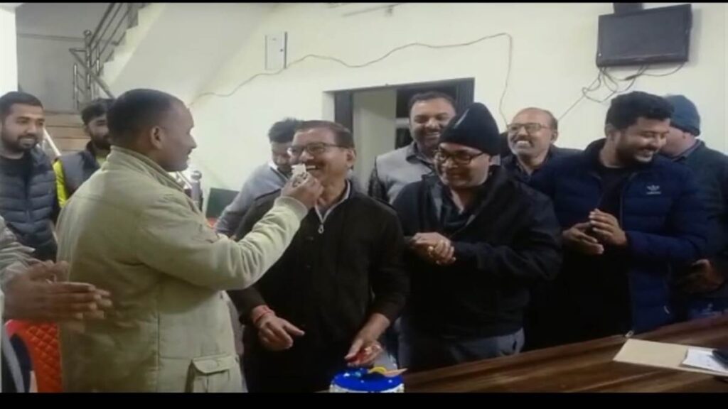 थाने में कटा जन्मदिन का केक, मचा बवाल