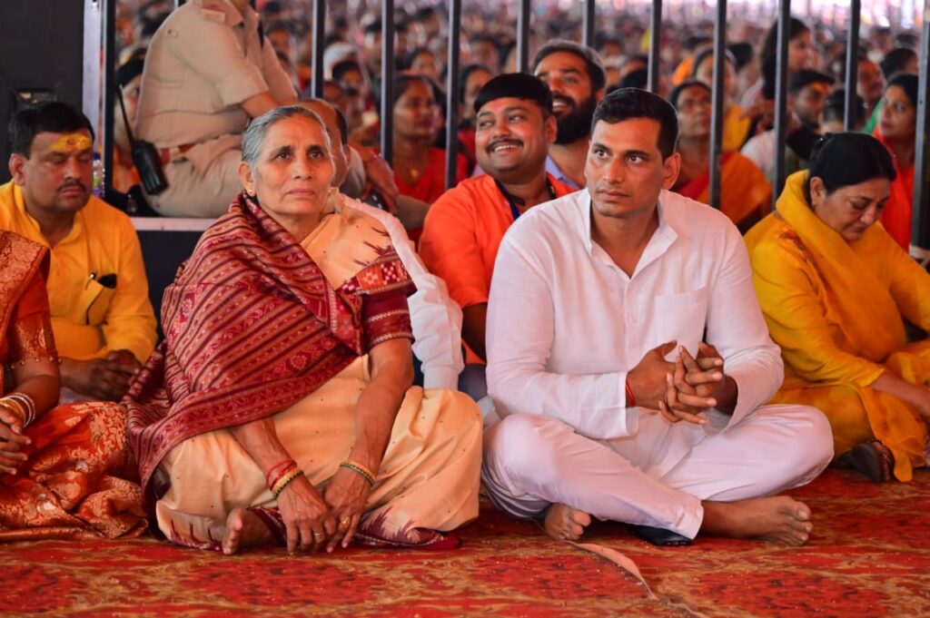 विधायक देवेंद्र यादव वीआईपी स्थान न मिलने पर जमीन में बैठकर सुनी कथा