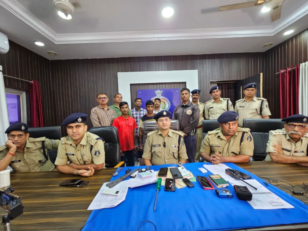 चोरी के मामले का खुलासा बांग्लादेशी पकड़ाये