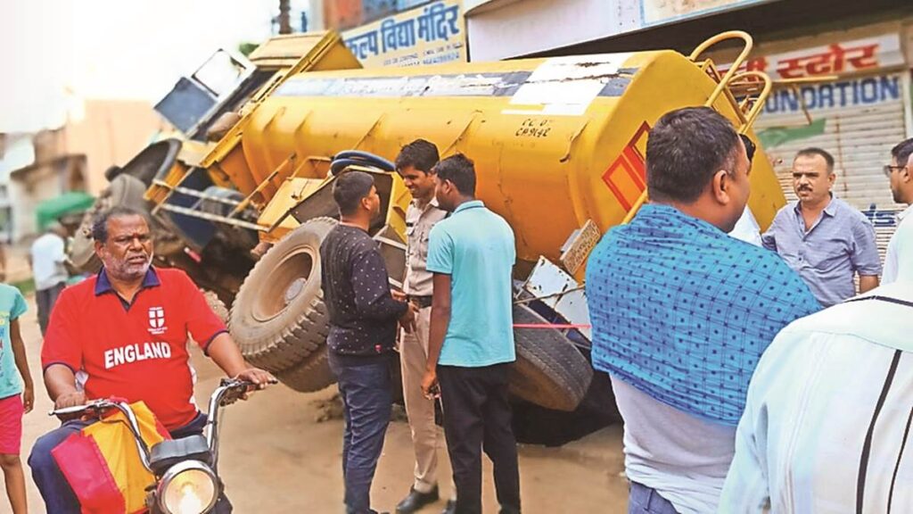 केरोसिन से भरा ट्रक पलटा.. केरोसिन लूटने पहुचे  लोग..