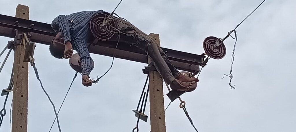 करंट की चपेट में आने से बिजली कर्मी की मौत