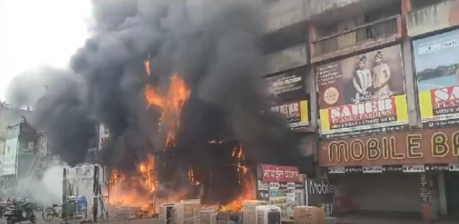 कोरबा ट्रांसपोर्ट नगर में लगी भीषण आग फायर ब्रिगेड की कई गाड़ियां आग बुझाने में लगी