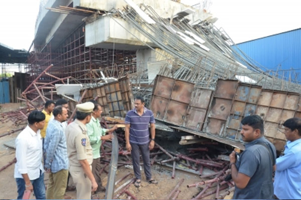 निर्माणाधीन फ्लाईओवर का हिस्सा गिरने से आठ घायल