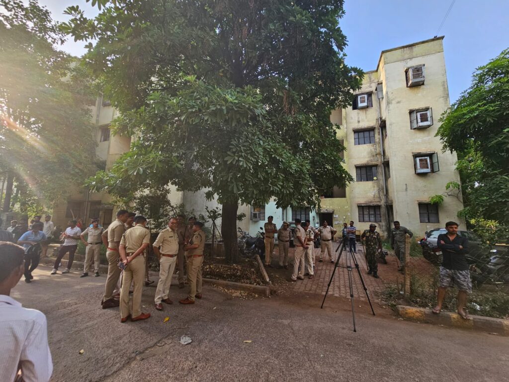 तालपुरी कालोनी में भारी पुलिस बल का छापा संदेहियो से पूछताछ जारी