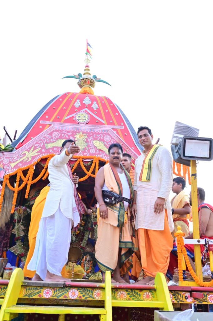 विधायक देवेंद्र यादव पहुंचे मंदिर भगवान जगन्नाथ की पूजा अर्चना की सहपरिवार पूजा अर्चना कर भगवान जगन्नाथ से भिलाईवासियों की सुंख शांति और समृद्धि की कामना की