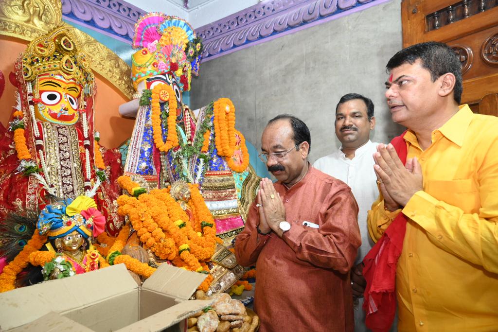 भिलाई सेक्टर 4 जगन्नाथ मंदिर में भाजपा प्रदेश अध्यक्ष अरुण साव ने आशीर्वाद लेकर महाप्रसाद का किया वितरण