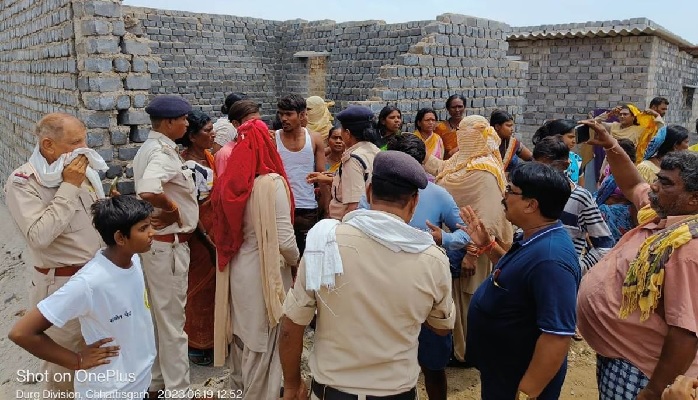 अवैध निर्माण तोड़ने पहुंची निगम टीम पर हमला, कब्जाधारियों ने जेसीबी पर फेंके ईंट पत्थर