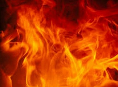 गैस सिलेंडर फटने से घर में लगी भीषण आग, पूरा समान जलकर हुआ खाक…