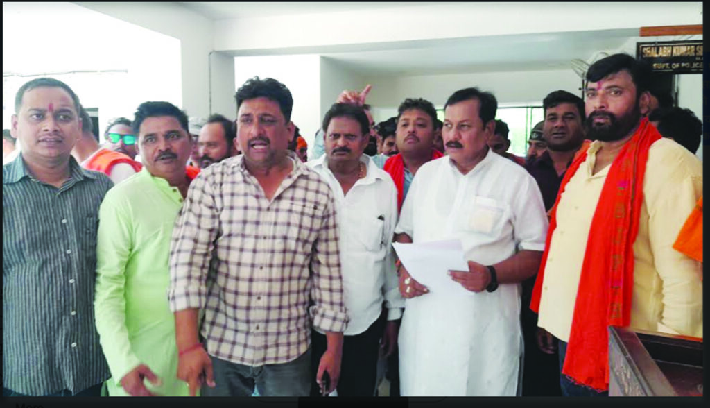 फिल्म आदिपुरूष में आपित्तजनक सीन और डायलॉग के विरोध में सांसद विजय बघेल भाजपा कार्यकर्ताओं के साथ किये पुलिस कंट्रोल रूम का घेराव