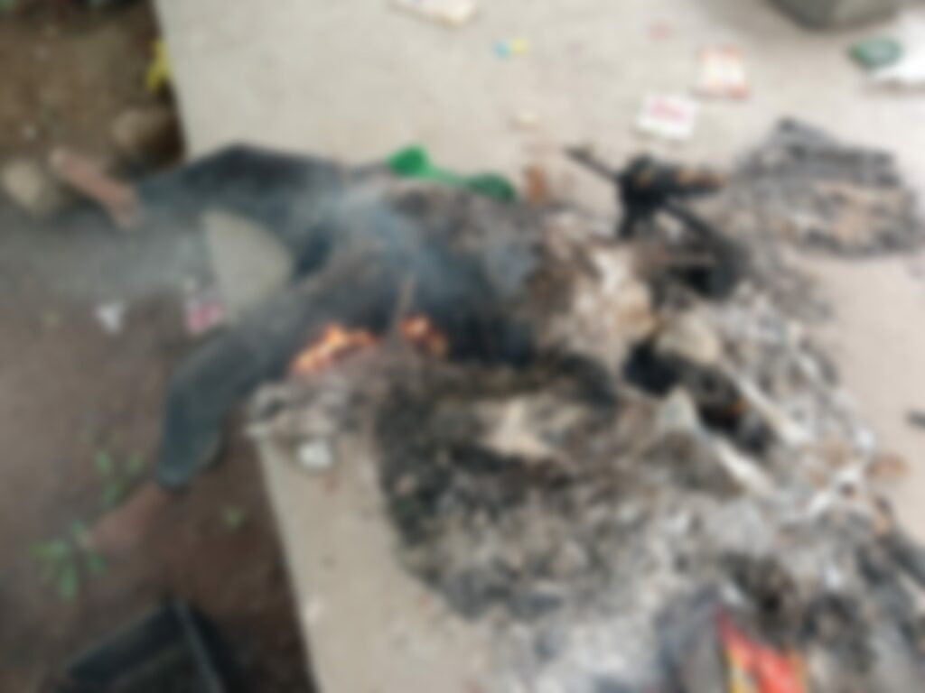 खेत में मिला युवक का अध जला शव, जांच में जुटी पुलिस