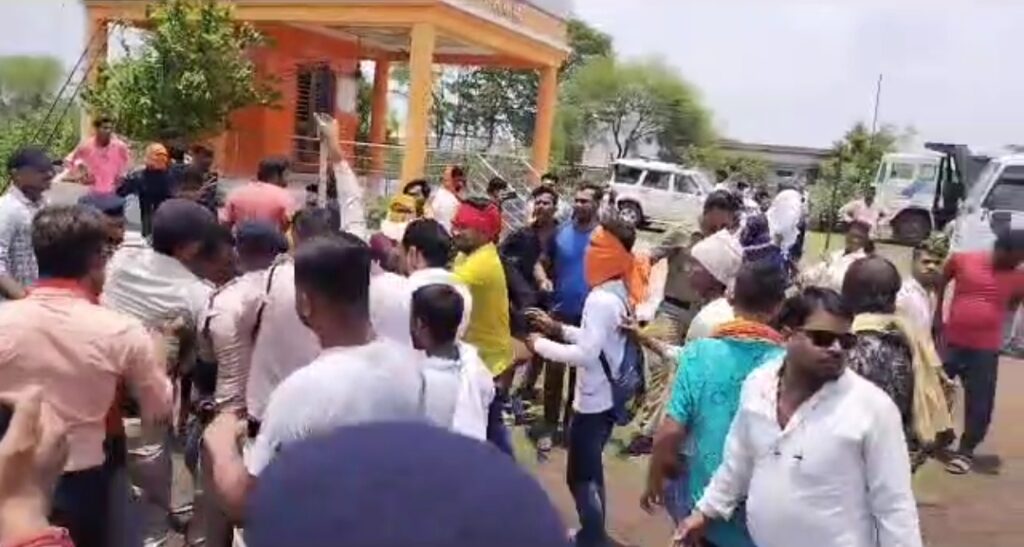 बजरंगदल के दो गुटों में विवाद, निकाला देसी तमंचा