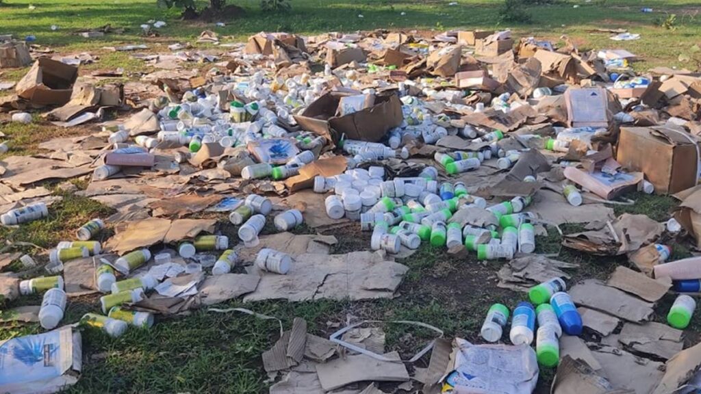 खुले में फेंके गए एक्सपायरी दवा खाने से कई मवेशियों की हुई मौत