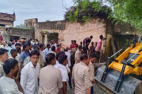 मकान का लेंटर गिरने से एक ही परिवार के छह बच्चों समेत 15 लोग मलबे में दब