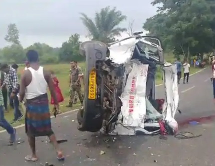 एंबुलेंस और बोरवेल गाड़ी की भिड़ंत से 3 की मौत एक गंभीर रूप से घायल