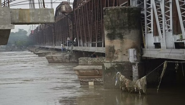 तेज बरसात के चलते यमुना नदी फिर से उफान पर