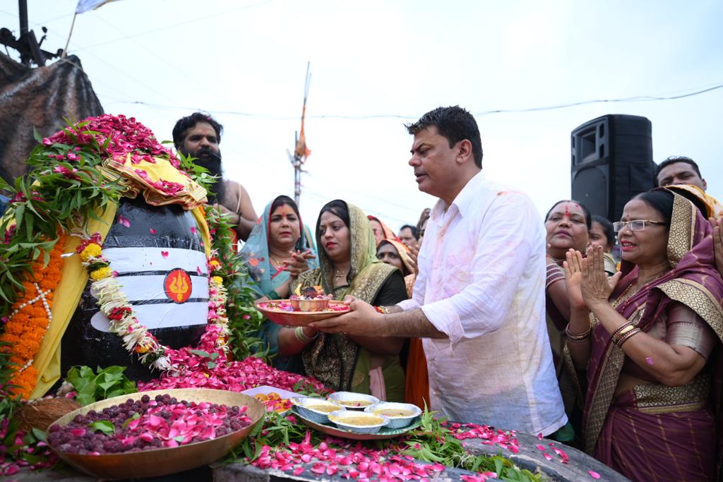 बैकुंठधाम शिव मंदिर में  भोलेनाथ का हुआ महारुद्राभिषेक,ड्रोन से शिवलिंग पर फूलों की वर्षा