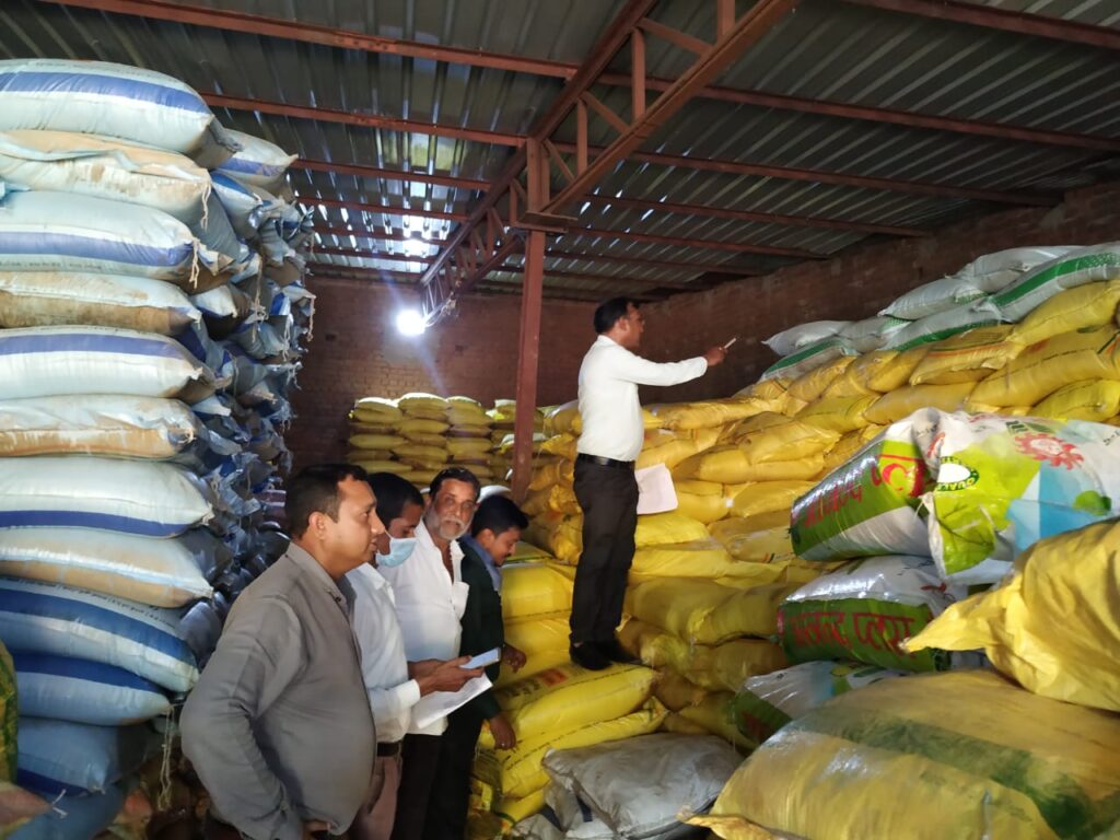 रासायनिक खाद भण्डारण विक्रय में अनियमितता पर कार्यवाही